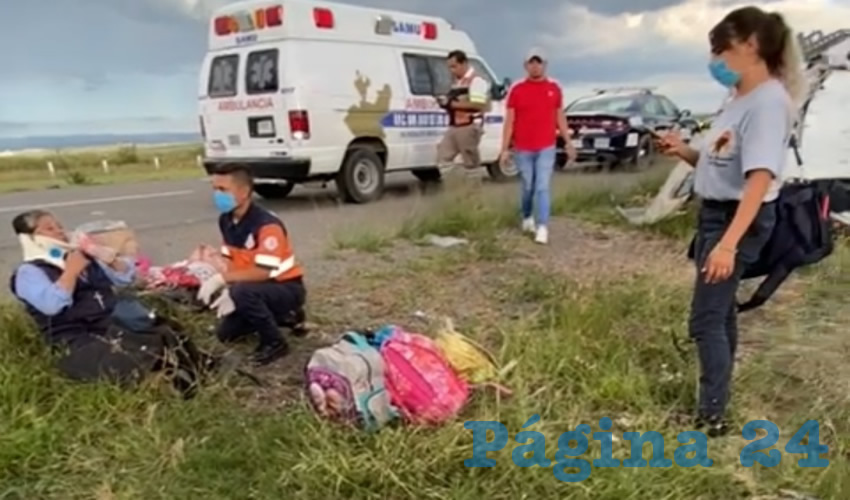 En la autopista Aguascalientes-León, en terrenos de Lagos de Moreno, Jalisco, se accidentó la “combi” con 16 personas a bordo