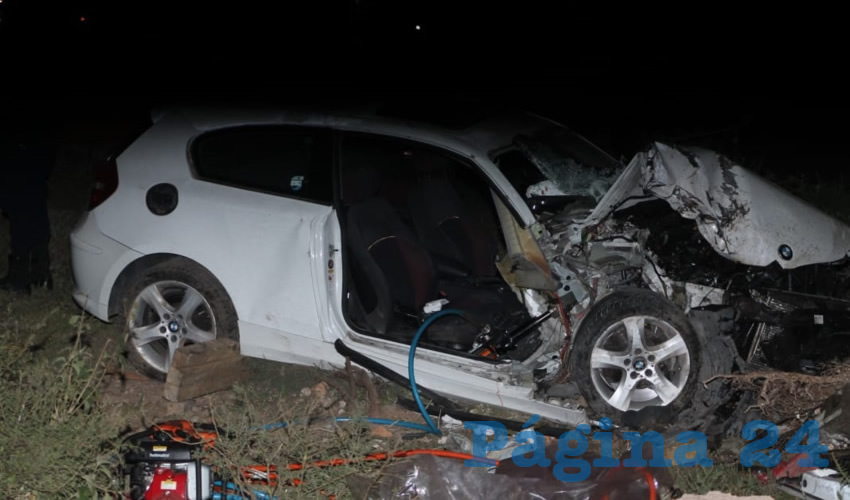 Así quedó el automóvil BMV blanco tras ser rescatada, mediante las “quijadas de la vida”, una de las cuatro víctimas del percance