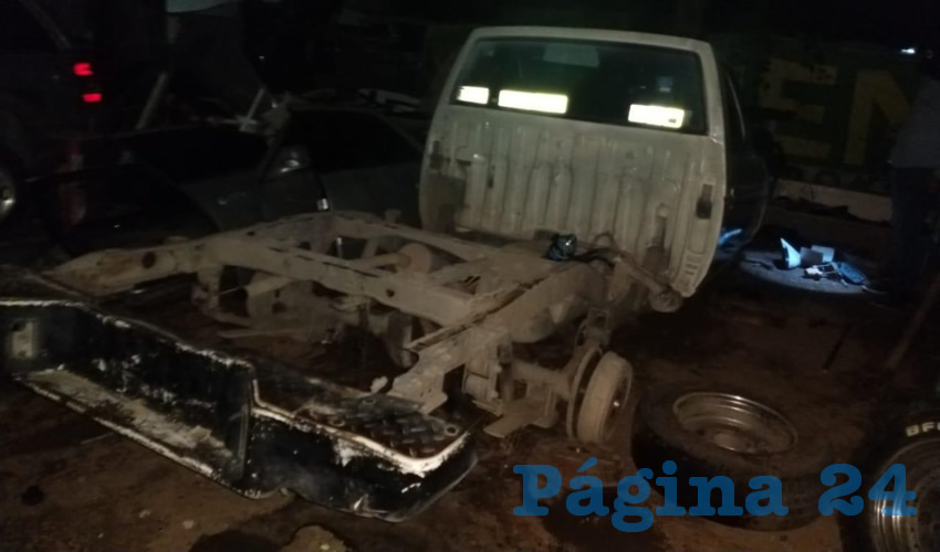 Uno de los nueve vehículos encontrados en la guarida de los ocho cacos, en la comunidad Cañada Honda