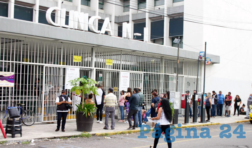 En lugar de buscar una forma más eficiente de atender a los afiliados al IMSS, se opta por las aglomeraciones afuera de los nosocomios; al menos así ocurre en la clínica 1, ubicada cerca del Parque Aguazul, donde las personas se concentran en el exterior del lugar en espera de que los pasen/Foto: Francisco Tapia
