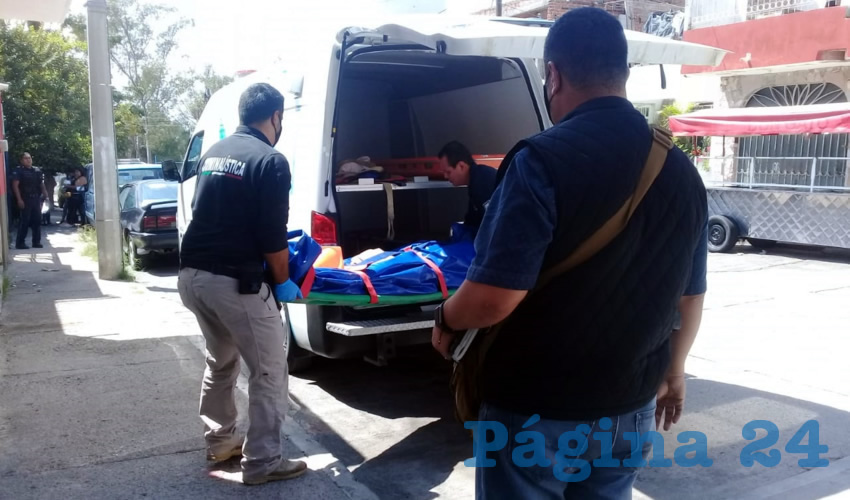 Peritos retiran el cuerpo de Ramón Gutiérrez Lara, quien agobiado por enfermedades decidió quitarse la vida, en su domicilio de la colonia Gómez Portugal