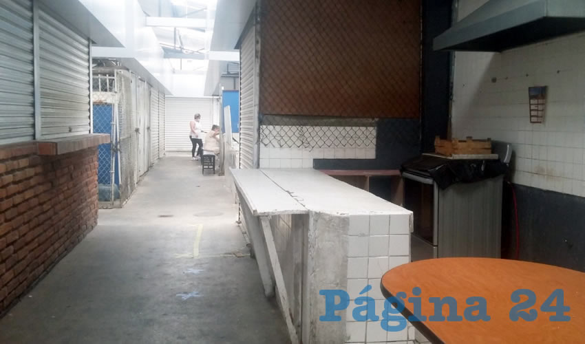 Además de la desoladora situación, en este mercado municipal escasea el servicio de aseo público, y al interior del lugar el estado es deplorable, pese a que –eso sí– les cobran puntualmente las cuotas/Foto: Francisco Tapia