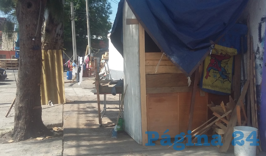 Vecinos de los cruces de Esteban Alatorre y Felipe Ángeles, al oriente de Guadalajara, criticaron que un grupo de personas se instalaron arbitrariamente en la calle, y dejan un muladar/Fotos: Francisco Tapia