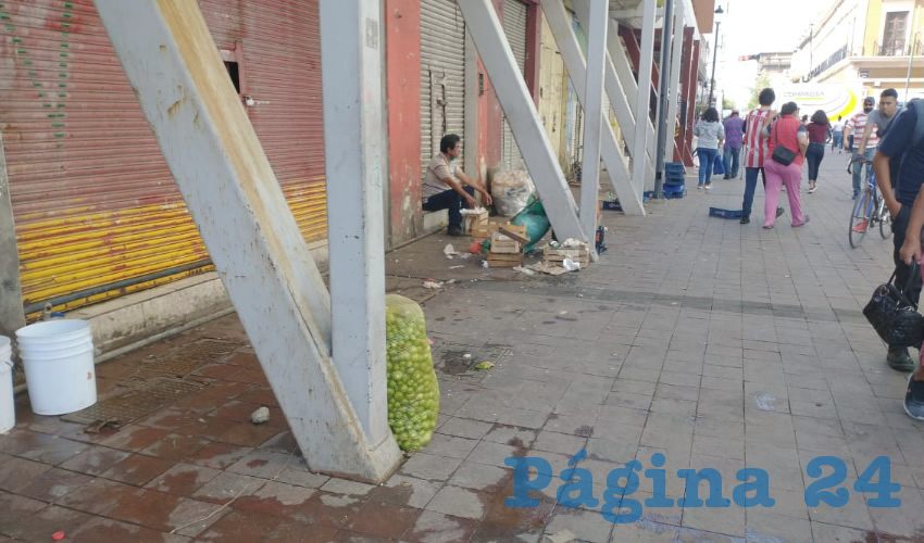 Hacia el final de la jornada diaria, en las afueras del mercado Corona se apilan bolsas y bolsas de residuos que el ayuntamiento tapatío no recoge, y no sanciona a quienes dejan su cochinero, lamentaron locatarios de la zona/Foto: Francisco Tapia