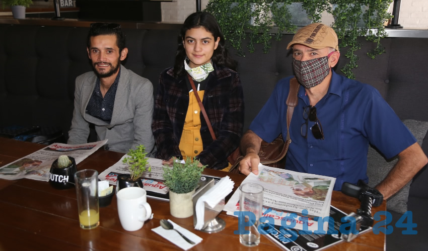 Fernando Parra Vallejo, miembro de ags5lillas; Vanessa del Castillo, miembro de GirlUp; y Josafat Mart&iacute;nez de Luna, miembro de BiciEscuela; almorzaron en el restaurante Dutch