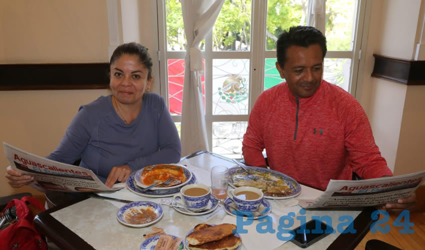 B&aacute;rbara Pardo D&iacute;az y Hiram Maya Saldierna compartieron el primer alimento del d&iacute;a en Sanborns Francia