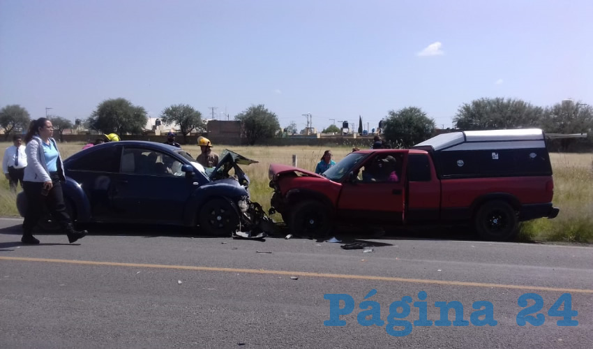 Un automóvil Volkswagen Beetle colisionó contra una camioneta Chevrolet, desconociéndose cuál unidad invadió el carril contrario