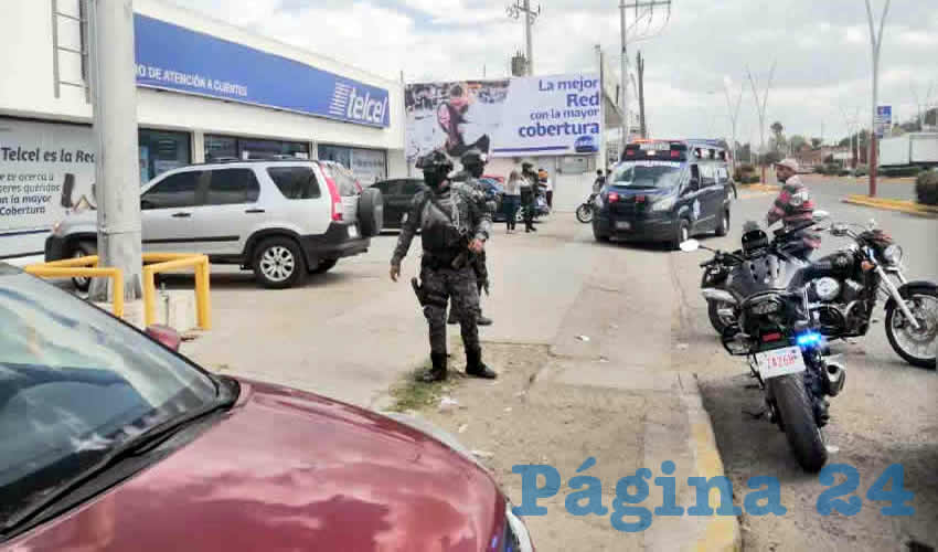 El arribo de los policías al estacionamiento de Telcel