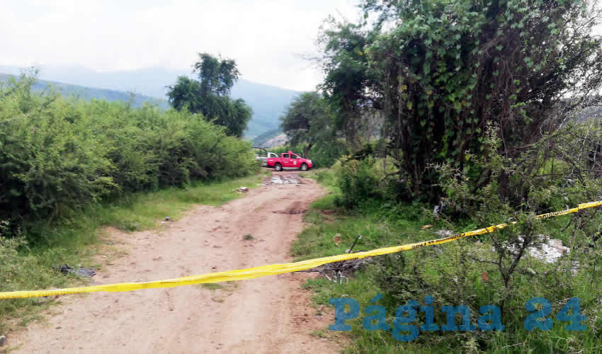Durante varios minutos los bomberos estuvieron sofocando el fuego, finalmente las llamas cedieron, y fue entonces que las autoridades encontraron en los vehículos los cadáveres calcinados de dos personas, aparentemente del sexo masculino/Foto: Especial