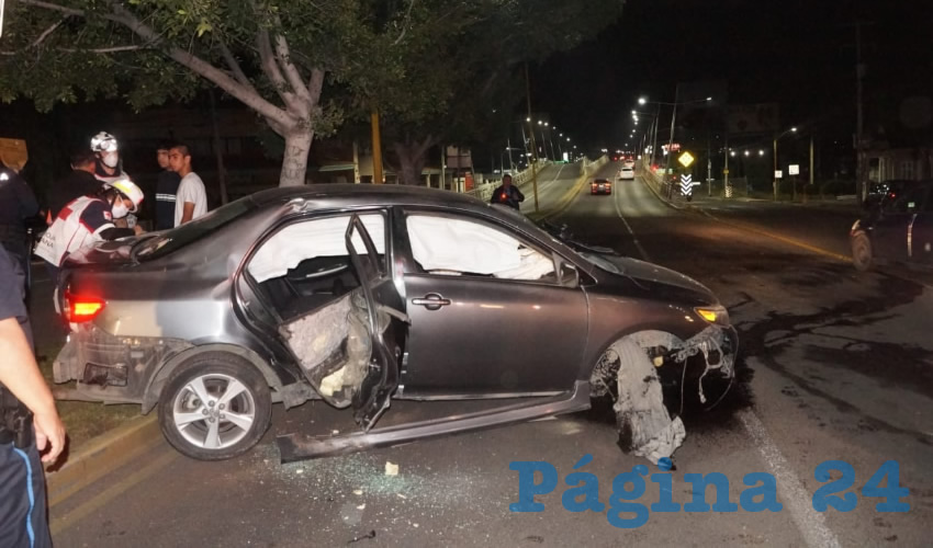 Destrozos por más de 100 mil pesos provocó el ebrio Andrés Ramírez Díaz, de 18 años de edad, al chocar tres veces su auto Toyota Corolla gris en avenida de la Convención Poniente