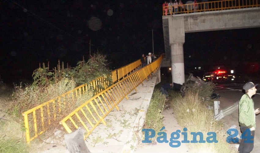 El autom&oacute;vil, previo a quedar con los neum&aacute;ticos apuntando al cielo, choc&oacute; a toda velocidad contra el barandal de un puente peatonal