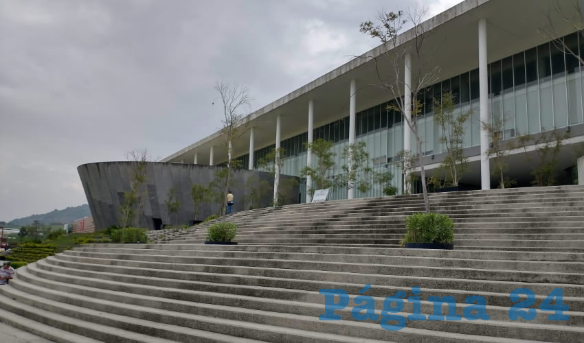 “Justicia que llega tarde no es justicia”, lamentaron abogados jaliscienses afuera de Ciudad Judicial. El problema de la enorme demora genera daños graves en la economía de las personas mismas, así como en algunos casos pérdidas irreparables… Pero esto no inmuta a las autoridades/Foto: Francisco Tapia