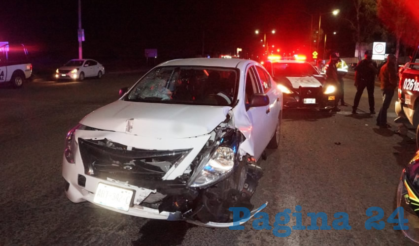 El carro Nissan Versa que manejaba Juan Tavarez Ruiz, de 39 años, que colisionó por alcance una patrulla, con saldo de dos uniformados hospitalizados
