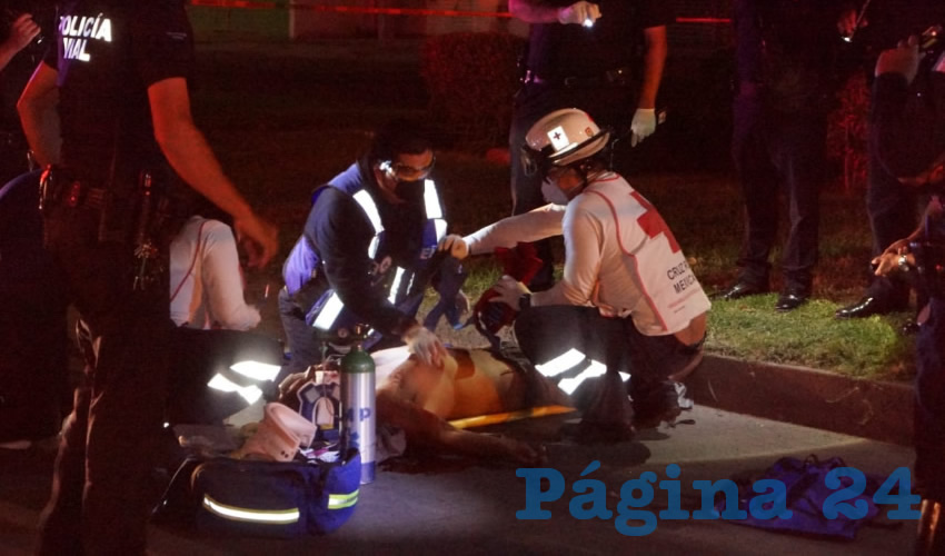 El desconocido fue atropellado en avenida De los Maestros y trasladado a la Clínica 2 del IMSS, donde hacen todo lo posible por salvarle la vida
