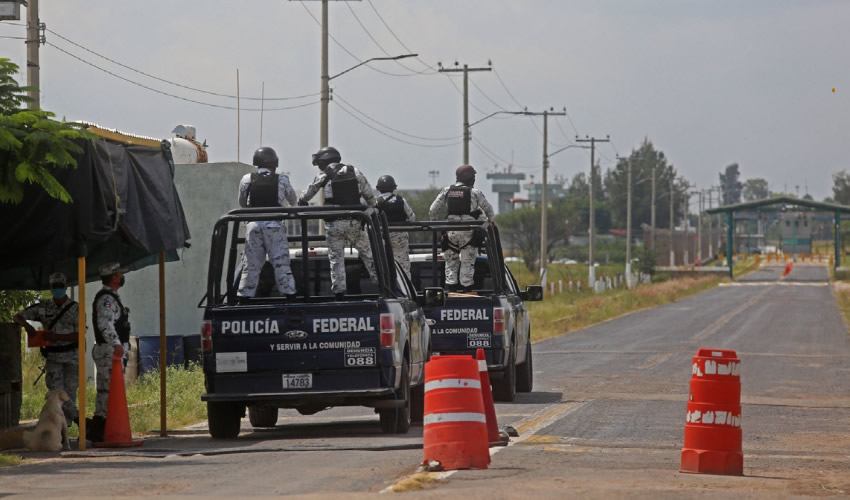 Dos patrullas de la policía federal con elementos de la Guardia Nacional, arriban a Puente Grande.