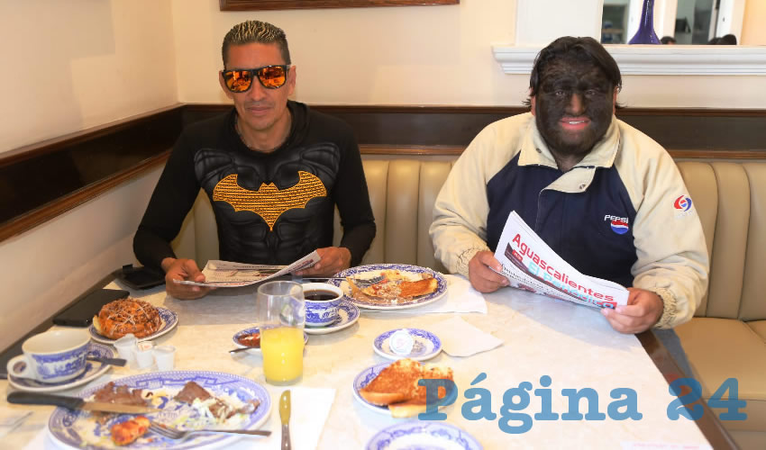En Sanborns Francia desayunaron Charly Calvillo, reportero y promotor art&iacute;stico; y Alex Azuara &ldquo;El Hombre Lobo&rdquo;