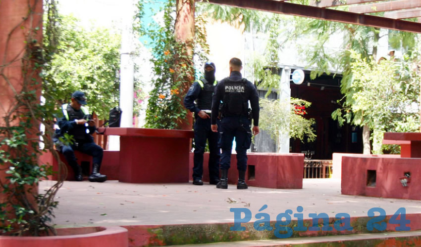 Los policías que tienen que vigilar el lugar se la pasan platicando o en el celular, debajo de la sombra de los árboles. Cuando hacen rondines, en lugar de ir tras los rateros se enfocan en quienes nada tienen que ver, denunciaron