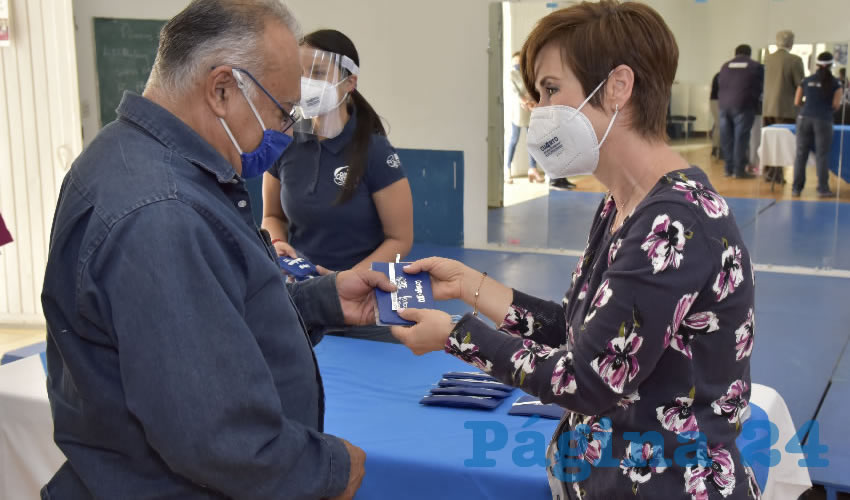 La presidenta del DIF Estatal, Yolanda Ram&iacute;rez de Orozco, hizo entrega de decenas de lentes gratuitos a personas de la tercera edad