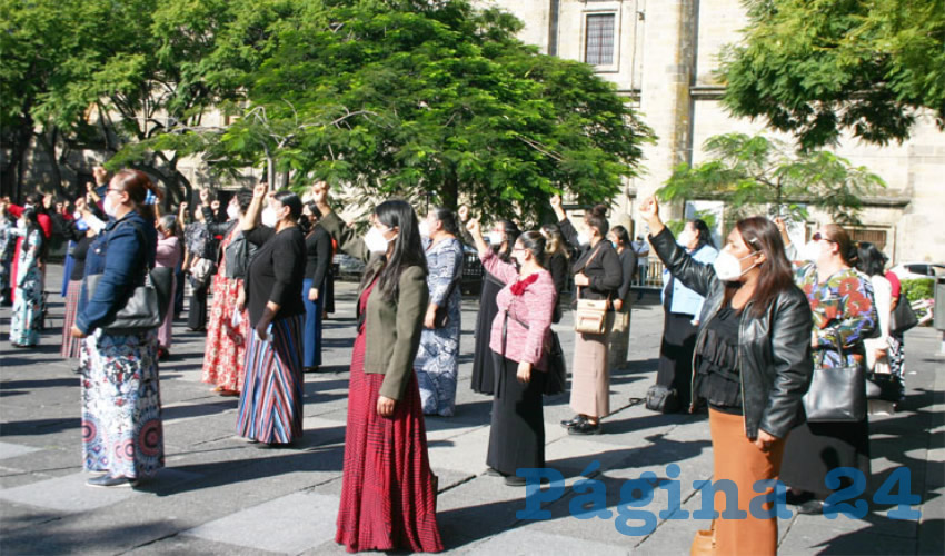 Trascendió que el motivo de la congregación de los fieles era para pedir por la salud de todos los tapatíos ante la pandemia de coronavirus, además de para enviar un mensaje de solidaridad a su líder, el denominado Apóstol de Jesucristo Nasón Joaquín, quien enfrenta cargos graves en una corte de EU/Fotos: Francisco Tapia