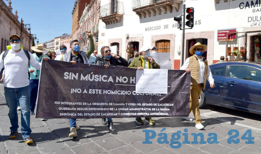 Durante la manifestación expusieron que aunado al retraso del pago, temen por la incertidumbre laboral que afecta a los músicos de estas agrupaciones que son el semillero para la Banda Sinfónica del Estado. (Foto: Merari Martínez)