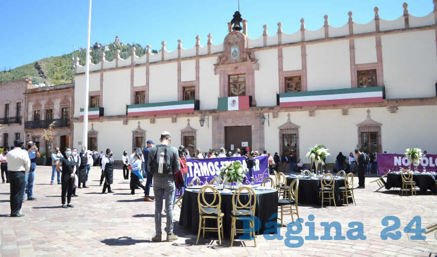 Al filo de las 13:00 horas de ayer, fue que inició la protesta de quienes antes de la pandemia se dedicaban a la organización de fiestas (Foto: Merari Martínez)