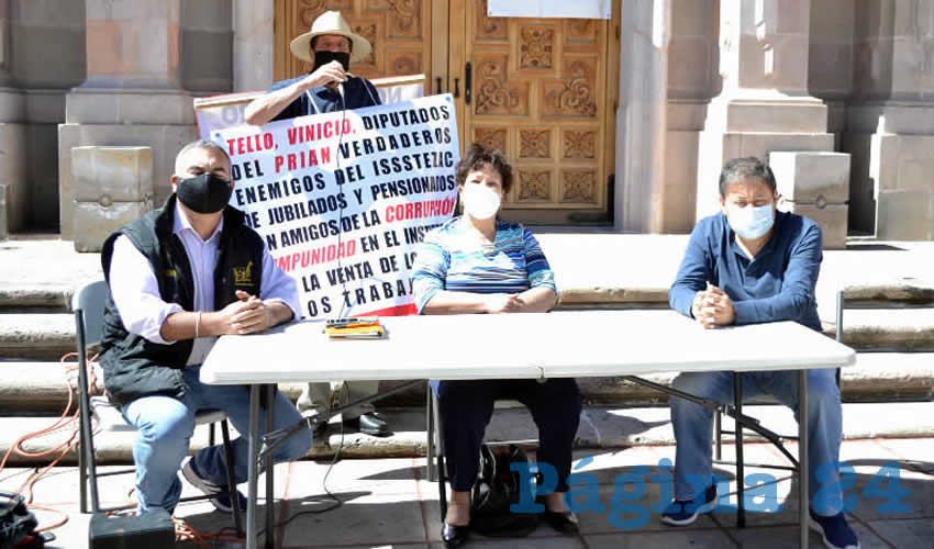 Integrantes del Movimiento de Bases del Instituto de Seguridad y Servicios Sociales de los Trabajadores del Estado (Issstezac) exigieron al presidente de la Comisión de Vigilancia de la LXIII Legislatura, Pedro Martínez Flores, que informe de las auditorías que se realizaron a este organismo (Foto: Merari Martínez)