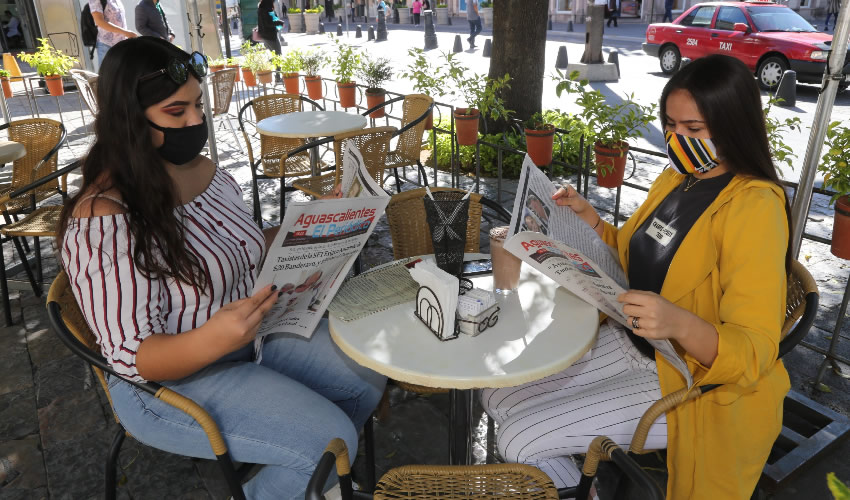 En Caf&eacute; Catedral departiendo Nuria Guill&eacute;n Ochoa y Ariadna Orozco Hern&aacute;ndez