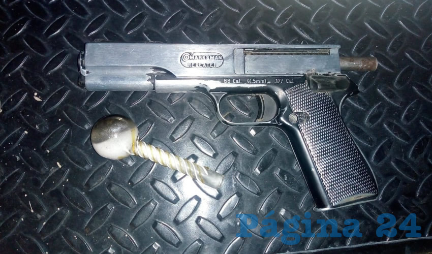 La pistola de postas que utilizaban dos cacos y una pipa para fumar droga