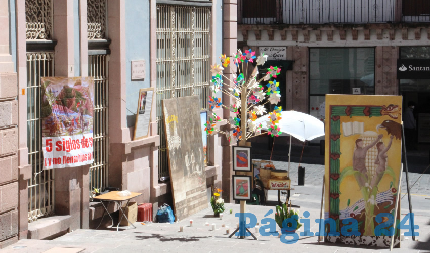 Alrededor de las 10:00 horas, diversos colectivos y activistas locales se reunieron en la plaza de la Caja para instalar fotografías, pinturas, así como diversas cartulinas en las que colocaban mensajes donde hacían saber a los paseantes la responsabilidad que tuvo el Estado en el ataque y asesinato a los estudiantes que se concentraron en la manifestación del 2 de octubre de 1968 (Foto: Rocío Castro Alvarado)
