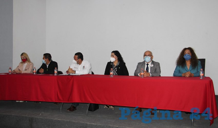 En la sede estatal del Partido Revolucionario Institucional (PRI) se firmó un convenio para trabajar en conjunto la Red de Jóvenes por México, la cual pertenece este instituto político y la asociación nacional Amigos Pro-Renal (Foto: Rocío Castro Alvarado)