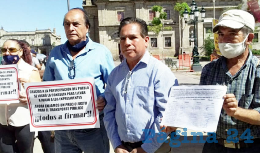 En el centro tapatío se juntan firmas de la ciudadanía para lograr una iniciativa que permita pagar un precio justo por el transporte público, cinco pesos por viaje, pues se trata de una obligación para el estado y de un derecho para la ciudadanía, no de un negocio/Fotos: Francisco Tapia