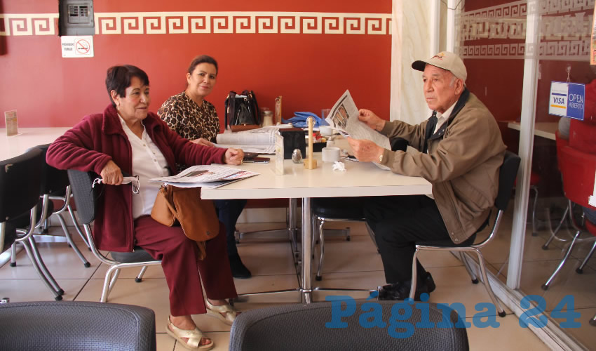 En el restaurante Mitla desayunaron Rosa Mar&iacute;a Morales Ruiz, Rosa Adriana C&aacute;rdenas Morales y Juan Alfredo C&aacute;rdenas Delgado
