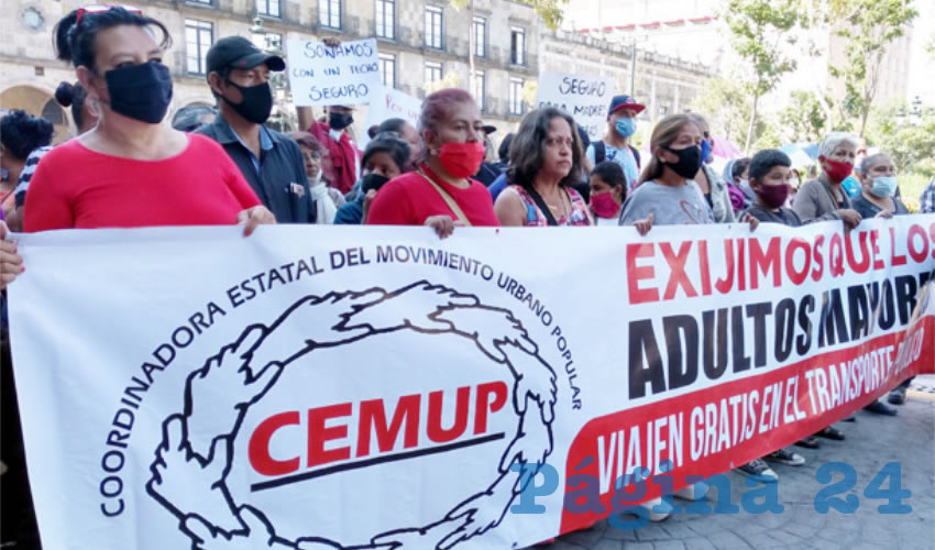 Decenas de integrantes de la Coordinadora Urbano Popular protestaron ayer afuera de Palacio de Gobierno para exigir al gobernador transporte público gratuito para adultos mayores; también criticaron que al gobernador Enrique no le interesa que las personas de menos recursos puedan acceder a viviendas dignas/Fotos: Francisco Tapia
