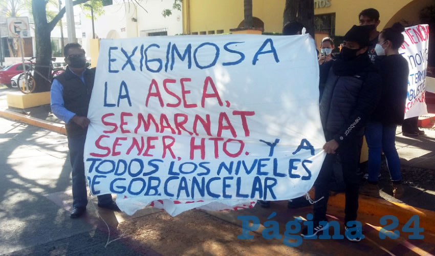 Decenas de personas se presentaron en la Comisión Estatal de Derechos Humanos para interponer una queja contra autoridades municipales, pues permitieron una construcción que pondrá en riesgo no sólo la vida de los vecinos del lugar, sino también el equilibrio del medio ambiente/Fotos: Francisco Tapia