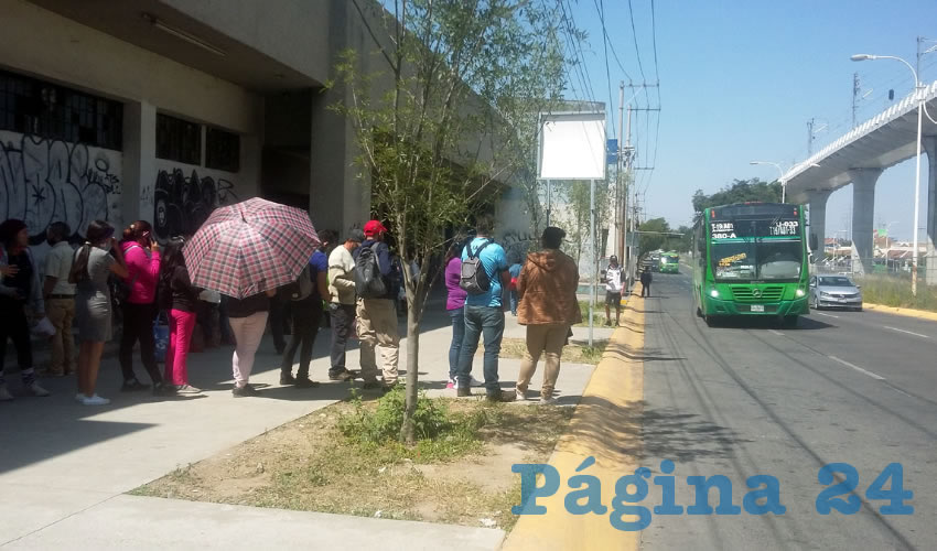 Ya no es uno o dos, sino hasta tres camiones (de 10 pesos cada uno) que deben tomar para llegar al centro de la ciudad personas en los alrededores de la Central Nueva; es un problema que pega en los bolsillos y en el ánimo de cientos de jaliscienses; urgen soluciones/Foto: Francisco Tapia