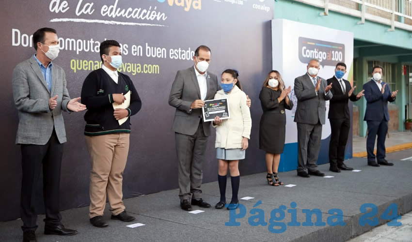 Durante el evento se entregaron los vales de los equipos de cómputo donados por la Fiscalía a estudiantes de la Secundaria General 4