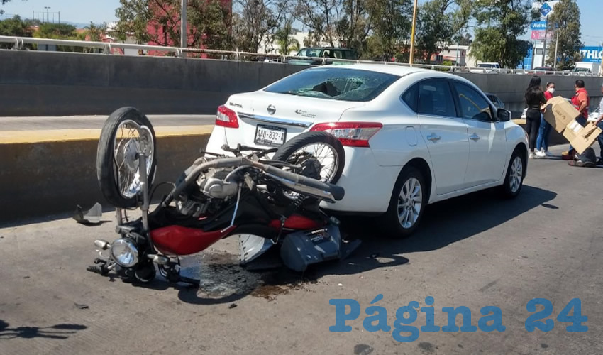 Genaro Araujo Álvarez estrelló su moto Honda contra la parte trasera de un carro Nissan Sentra y salió disparado por los aires, cayendo frente al auto