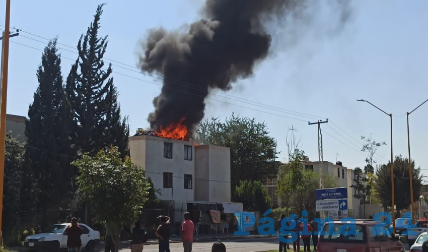 El fuego se desat&oacute; en la parte superior el edificio 2TG, en el bulevar &Aacute;guila, en el Infonavit Pilar Blanco