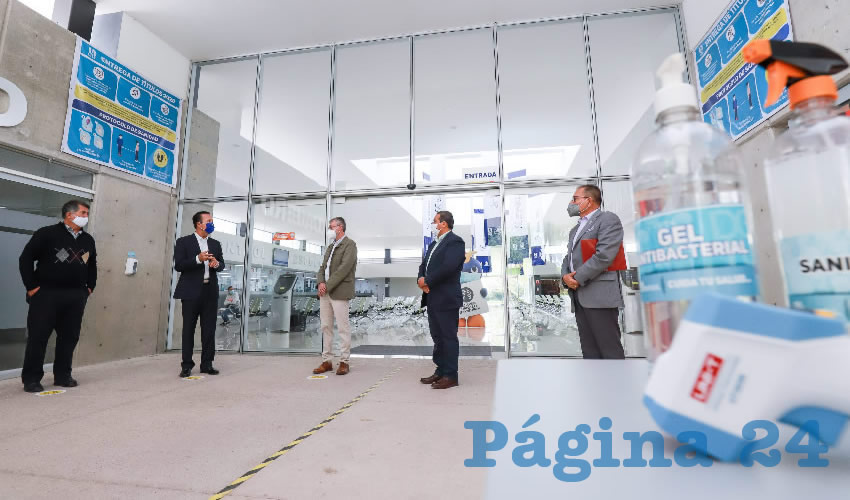 Se colocaron separadores de acr&iacute;lico en las &aacute;reas administrativas, al igual que dispensadores de gel y despachadores de papel