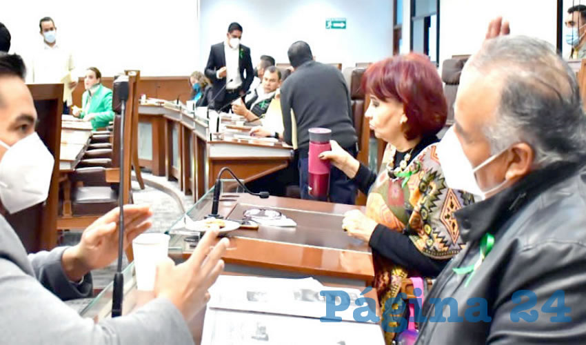 En sesión ordinaria del Congreso del Estado fue recibido un documento enviado desde la Fiscalía General de Justicia del Estado de Zacatecas (FGJEZ) en el que solicita que la Legislatura inicie el trámite para procedencia y separación del cargo del presidente municipal de Mazapil, Gregorio Macías Zúñiga y de la síndica Alma Lucía Leos Perales, por la presunta participación en delitos de peculado y por hechos que pudieran constituirse en materia de contabilidad gubernamental en contra del Municipio (Foto: Cortesía)
