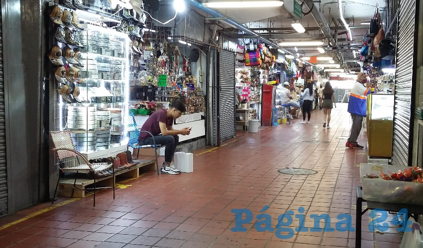 Al menos en el mercado San Juan de Dios las autoridades municipales sí se han acercado para revisar cómo están las concesiones y actuar en consecuencia/Foto: Archivo Página 24