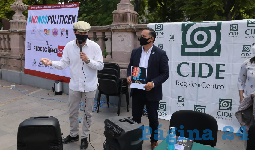Luego de la conferencia de prensa acudieron a Plaza de Armas para manifestarse y recaudar firmas que permitan frenar todo esto