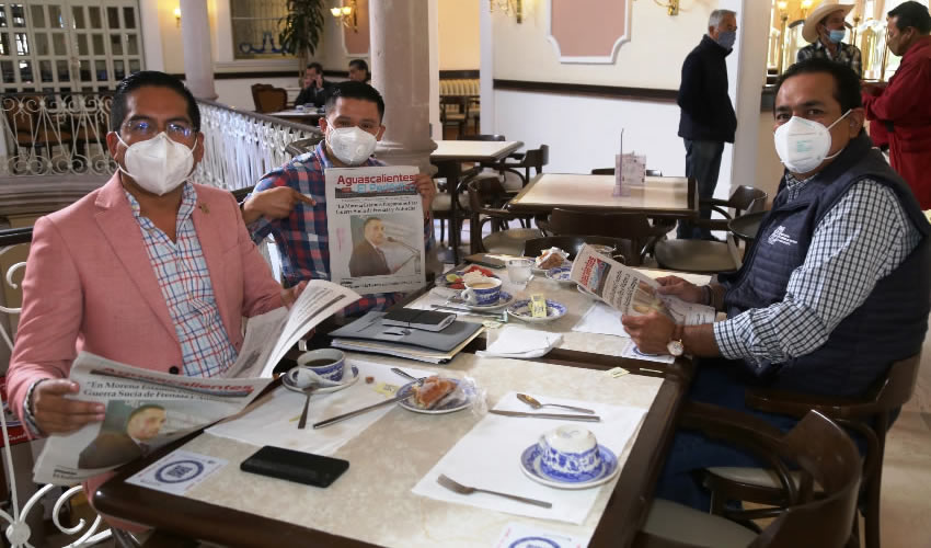 En Sanborns Francia compartieron el primer alimento de la ma&ntilde;ana Alejandro Serrano Almanza, Heder Guzm&aacute;n Espejel y Guillermo Alaniz de Le&oacute;n, diputados locales