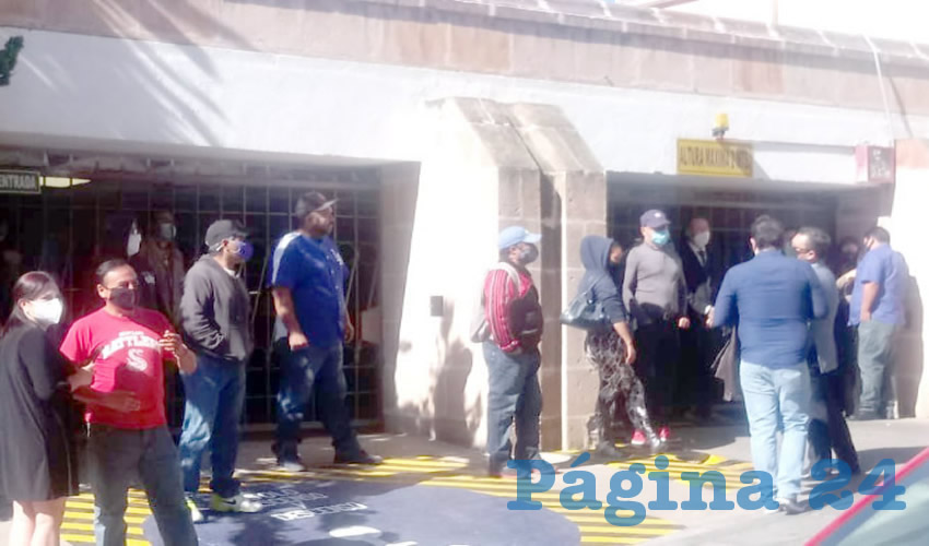Alejandro Rivera Nieto, secretario general del SITEZ, expuso que al realizarse ayer la comparecencia de Salas Dávila ante la LXIII Legislatura, los trabajadores acudieron a este lugar para que de viva voz el funcionario estatal les explicara por qué hasta el momento no se han cumplido algunos compromisos acordados por él (Foto: Merari Martínez Castro)