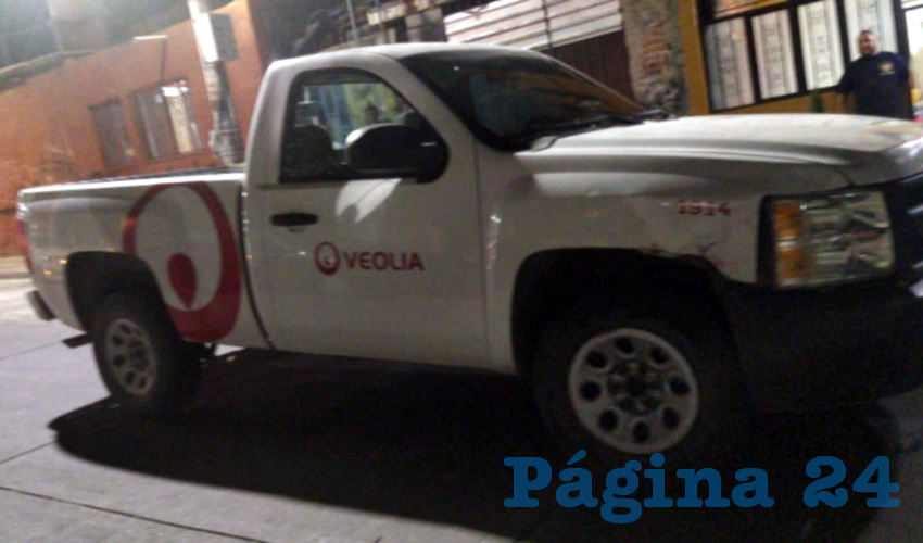 La camioneta de la empresa Veolia que colision&oacute; contra un veh&iacute;culo de alquiler, la noche del pasado viernes