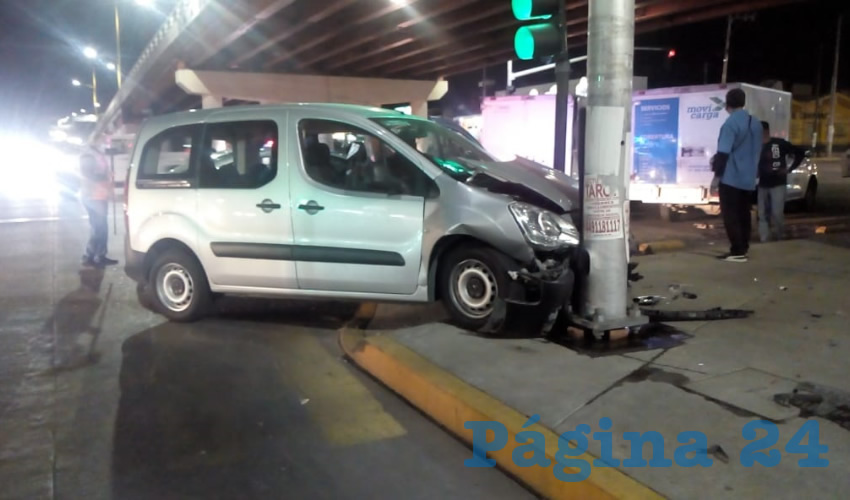 El responsable del accidente termin&oacute; estampando su vagoneta Peugeot contra la base del poste de un sem&aacute;foro, en el cruce de las avenidas Aguascalientes y Arqueros