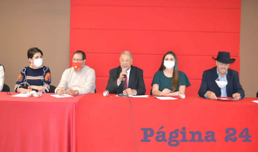 En conferencia de prensa, representantes del Partido del Trabajo (PT), entre ellos senadores, diputados federales y locales, así como alcaldes y dirigentes, presentaron a Reginaldo Sandoval Flores, quien será comisionado político nacional para coordinar los asuntos electorales en Zacatecas (Foto: Merari Martínez)