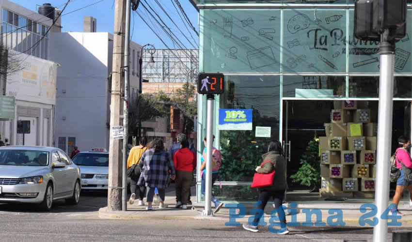 Los semáforos funcionan a través de un controlador que brinda el paso al peatón, manteniendo una fase de 12 segundos para cruzar en forma segura