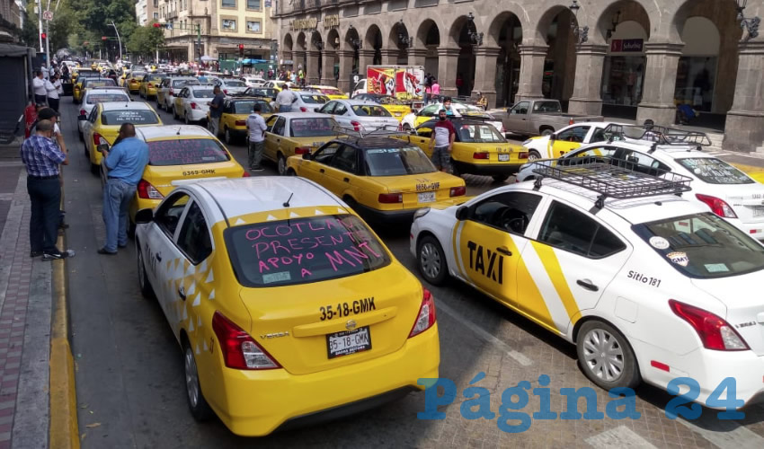 Alrededor de mil 500 taxistas tomaron el centro de Guadalajara para exigir un alto a la permisividad que tiene el gobierno estatal con las Empresas de Redes de Transporte (ERT), pues éstas tienen menos obligaciones que los ruleteros mismos/Fotos: Francisco Tapia