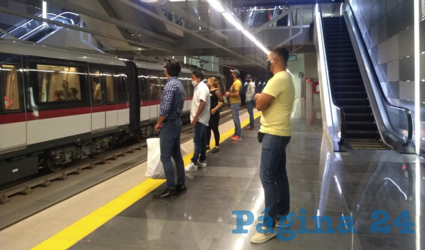 Las autoridades querían evitar la aglomeración de fieles, sin embargo afectaron a muchos usuarios quienes no se enteraron de la injustificada suspensión del servicio, por lo que tuvieron que tomar otras opciones para transportarse a sus fuentes de trabajo/Fotos: Francisco Tapia